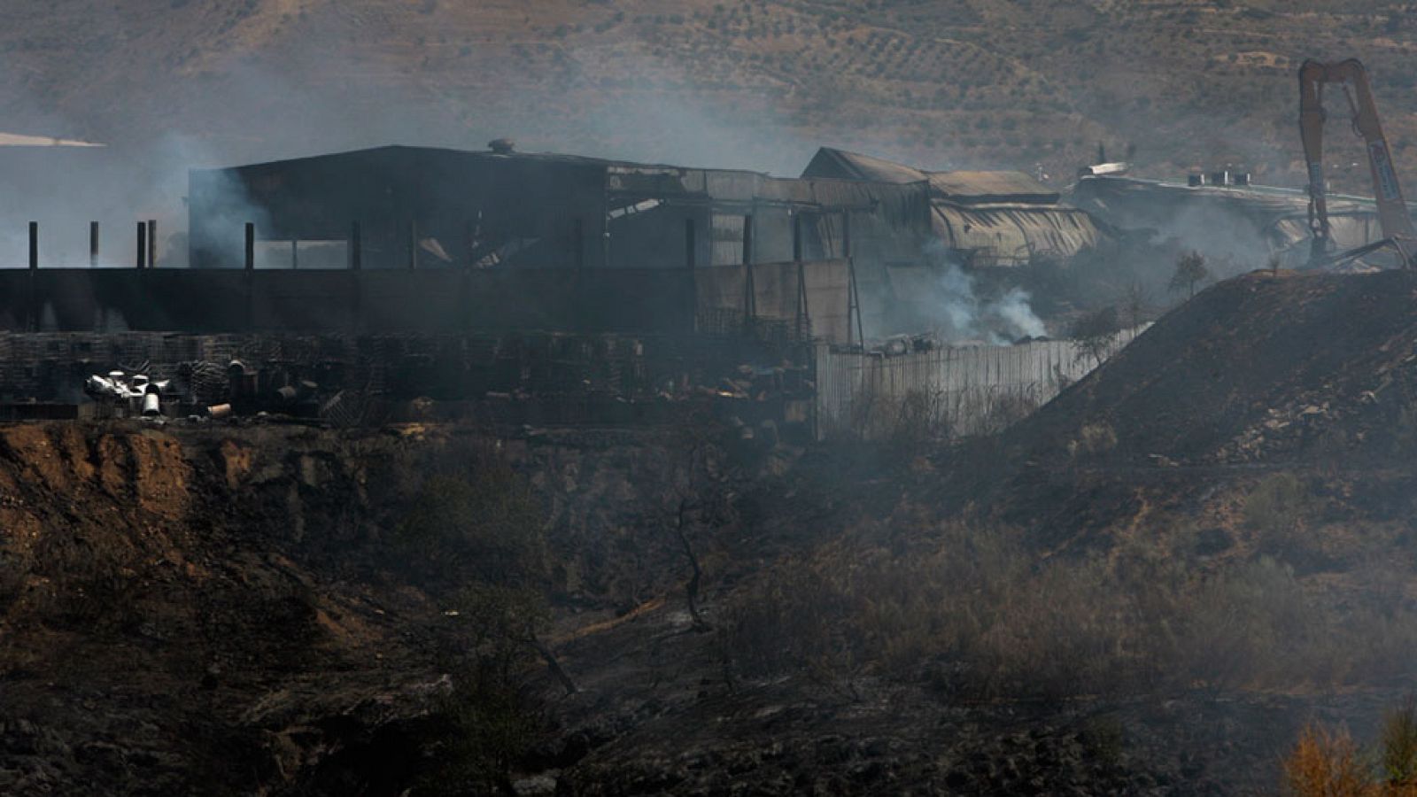 Continúan trabajando en el incendio en la planta de Chiloeches