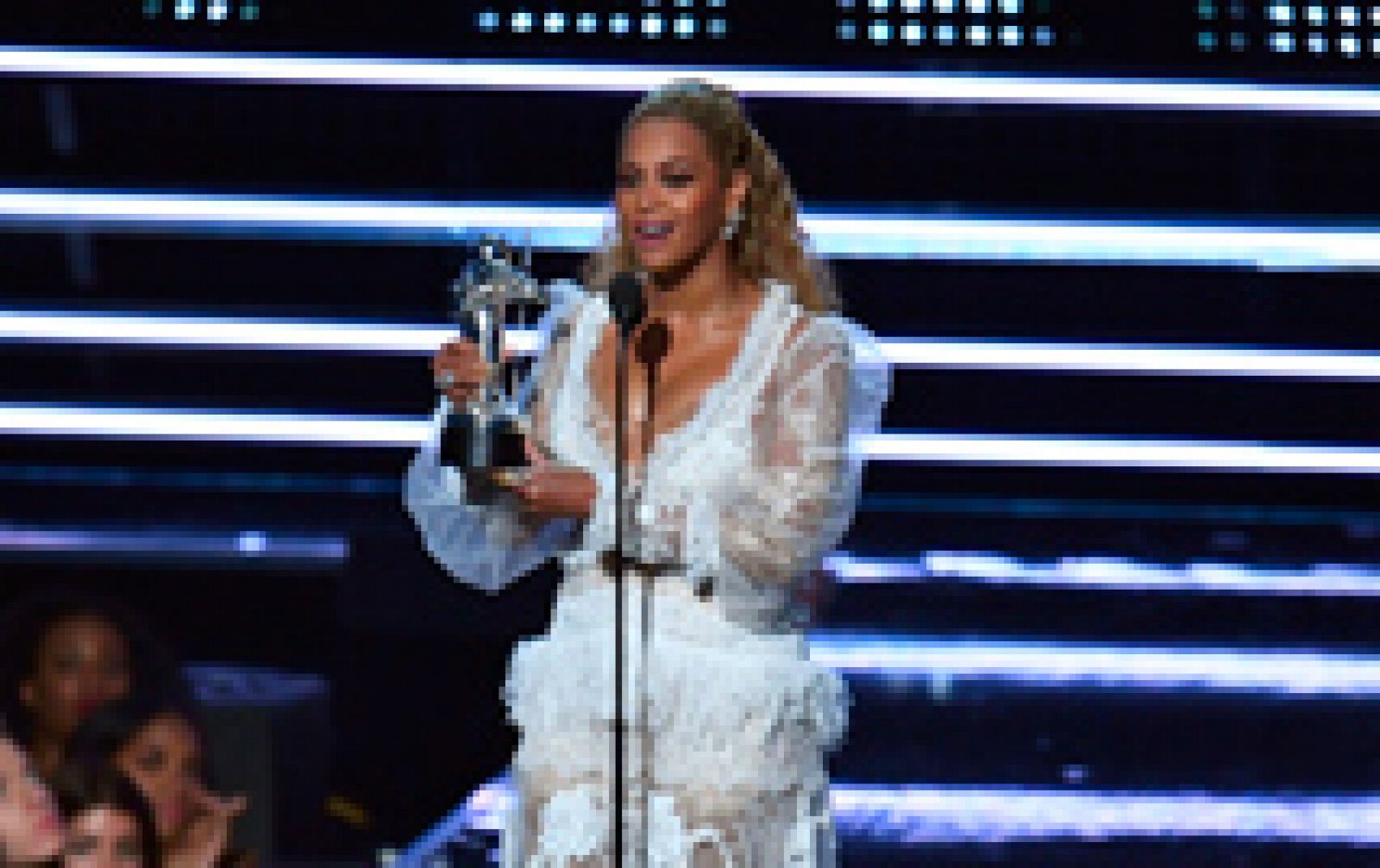 Beyoncé, reina de la gala de los MTV con cinco premios - Informativo 24h | Ver