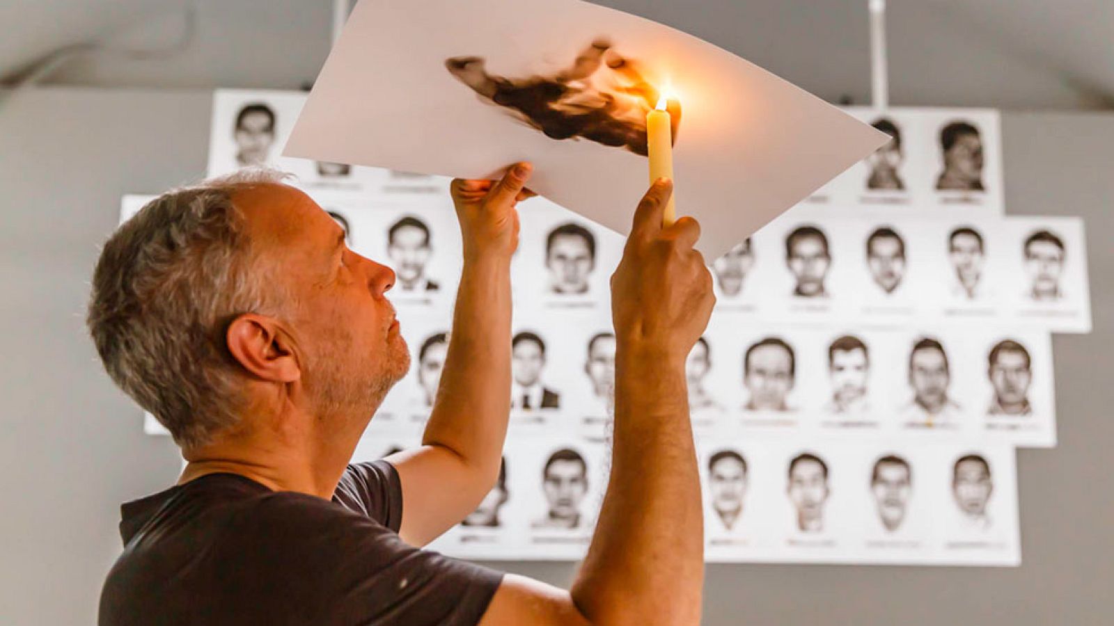 El artista del fuego dedica un mural a los 43 estudiantes desaparecidos en Iguala