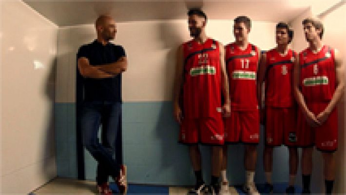 ¿Es Lobato igual de alto que los jugadores de baloncesto?