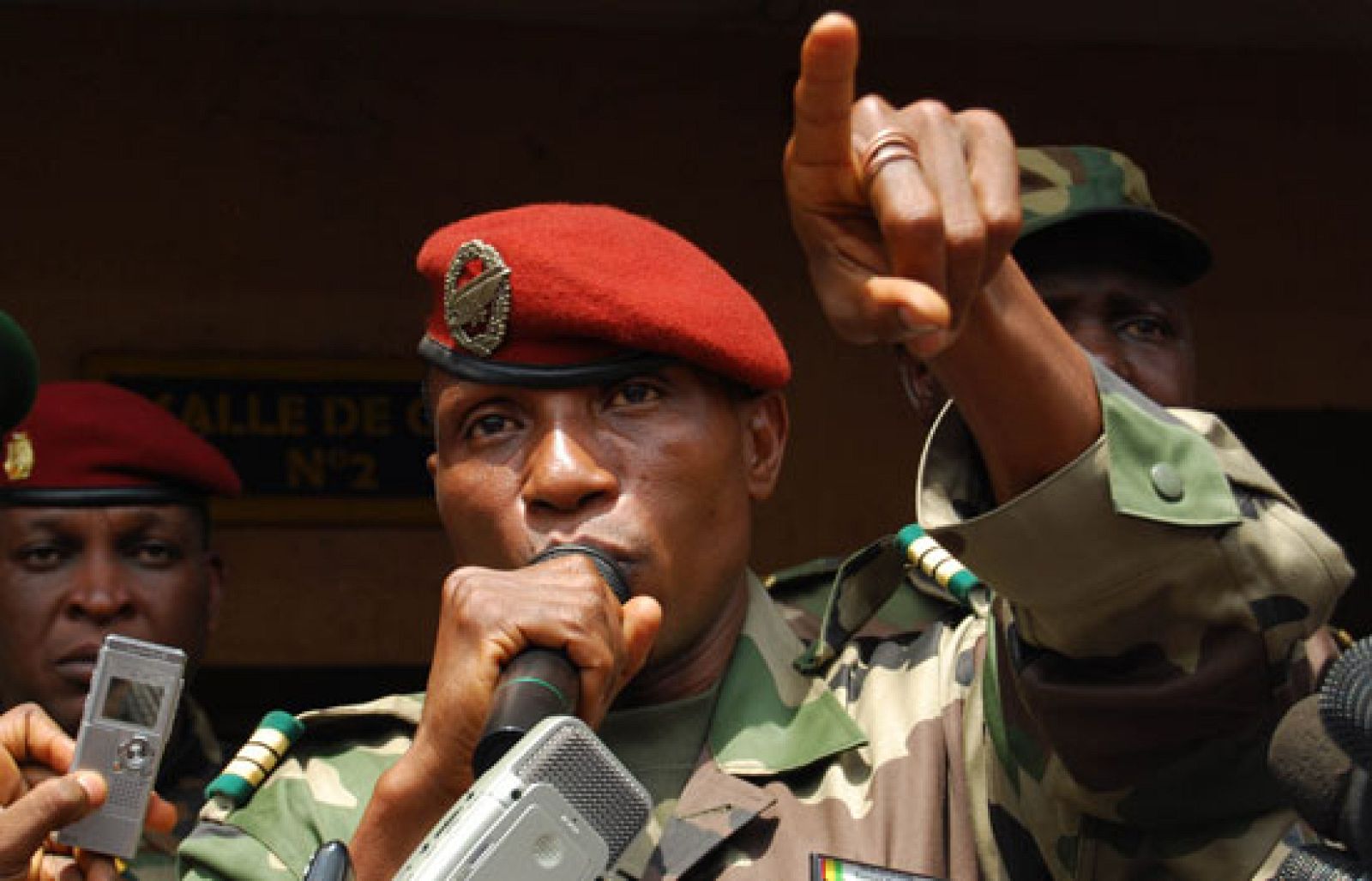 La junta militar que se ha hecho con el poder en Guinea Conakry ha degradado a todos los generales del ejército por sus supuestos vínculos con el régimen anterior, al que acusan de corrupción.