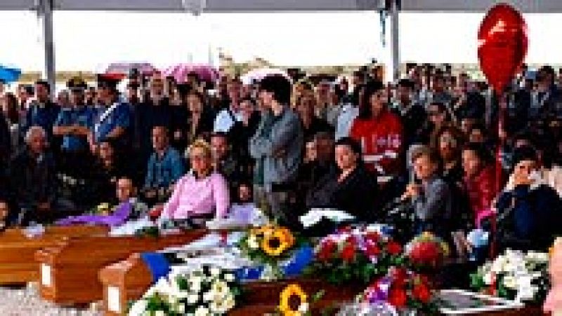 Amatrice llora a los muertos del terremoto en un emotivo funeral