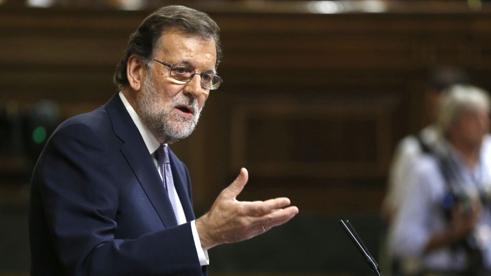 En su turno de respuesta, Mariano Rajoy ha criticado que el líder de Podemos se erija como el "único demócrata" del Congreso de los Diputados: "¿Es usted el único demócrata que hay en esta Cámara? ¿Es el único honrado?", le ha preguntado retóricamente.En esta línea, el candidato a presidente del Gobierno ha advertido a Iglesias de que "nadie tiene el patrimonio de la gente" y ha calificado de "desfasado" su discurso sobre ricos y pobres.Rajoy también ha hecho una alusión al gesto de Pablo Iglesias al terminar su discurso, con el puño en alto: "Nunca he reprochado que se levante el puño, mientras no sea obligatorio", ha afirmado con retranca ante el aplauso de la bancada popular. Ante esto, en su turno de réplica, Iglesias ha pedido "decoro" al líder del PP porque "a España no se le olvida que su partido lo fundaron los cuadros de una dictadura".