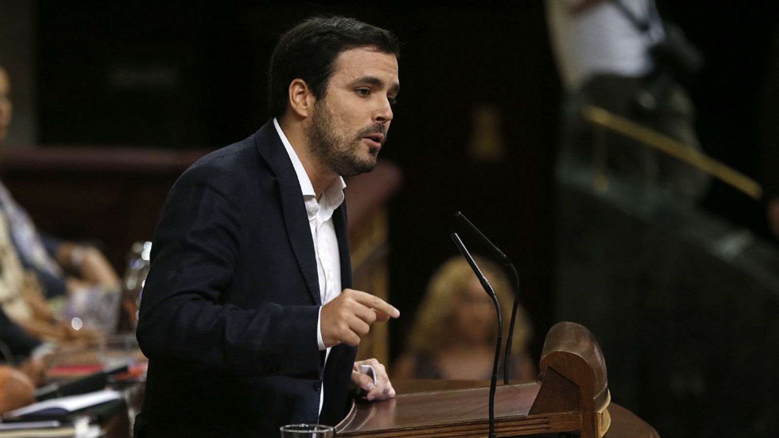 Iglesias ha compartido su turno de intervención con los portavoces de las distintas organizaciones que concurrieron a las elecciones con la formación morada en la coalición Unidos Podemos: Xavier Domènech, por parte de En Comú Podem; Alberto Garzón, en nombre de Izquierda Unida; y Alexandra Fernández de En Marea.Domènech ha advertido de que "solo hay tres alternativas": un Gobierno del PP y Ciudadanos con el apoyo explícito del PSOE, un Gobierno de Unidos Podemos con el PSOE o unas terceras elecciones.Por su parte, Garzón ha calificado a Rajoy de ser el "representante de una ogranización corrupta" y ha abogado por "romper" con un "régimen que ha legalizado la corrupción y la injusticia".