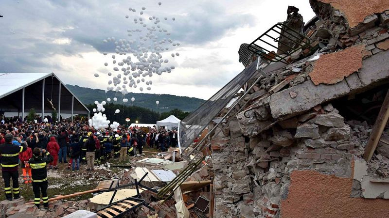 Continúa la investigación por el terremoto de Italia mientras los afectados recuerdan a las víctimas