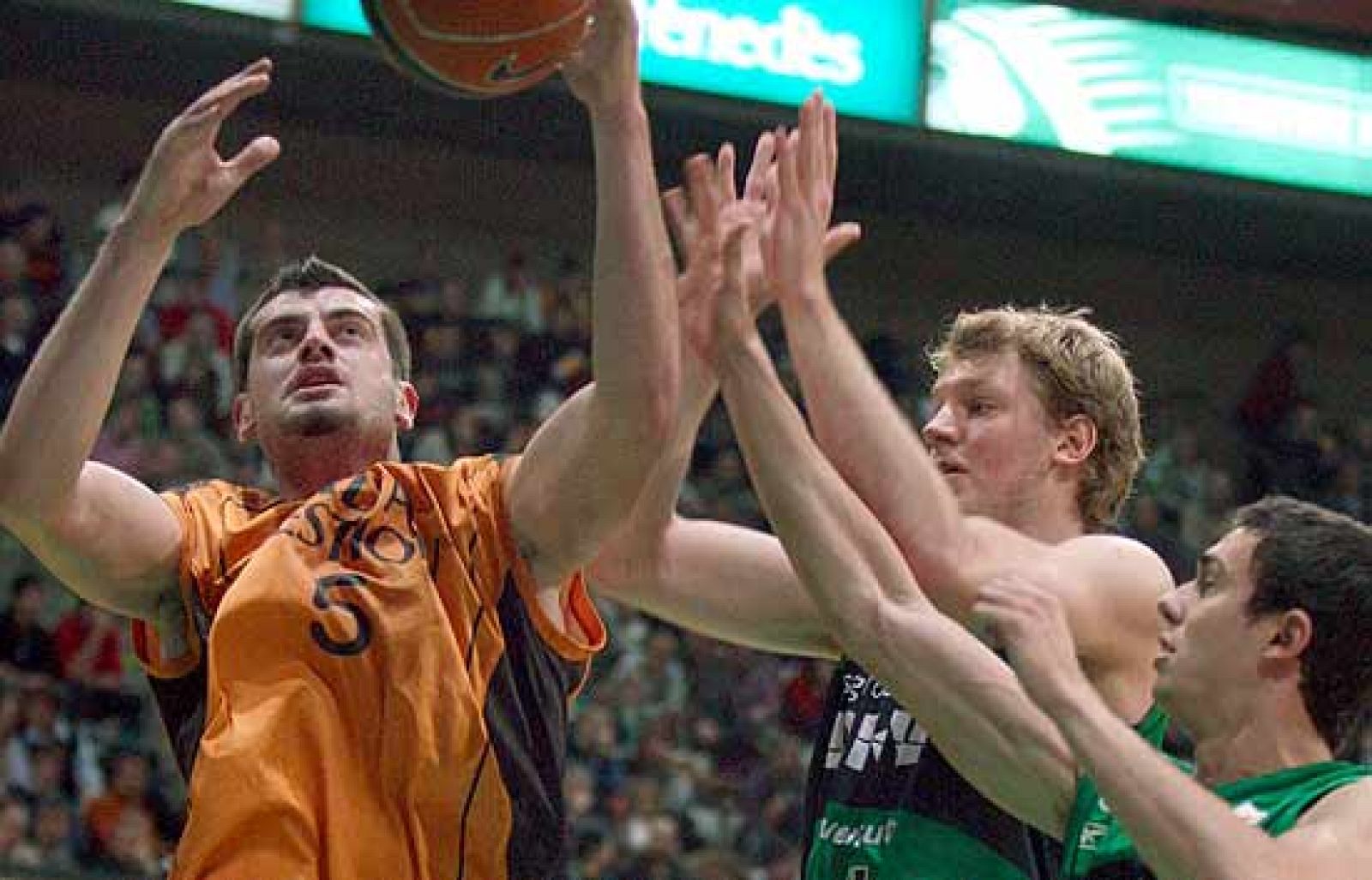 Partido número 100 de Ricky Rubio en ACB con una magnífica actuación que permitió al DKV Joventut llevarse un triunfo muy justo ante el Alta Gestión Fuenlabrada (86-84).