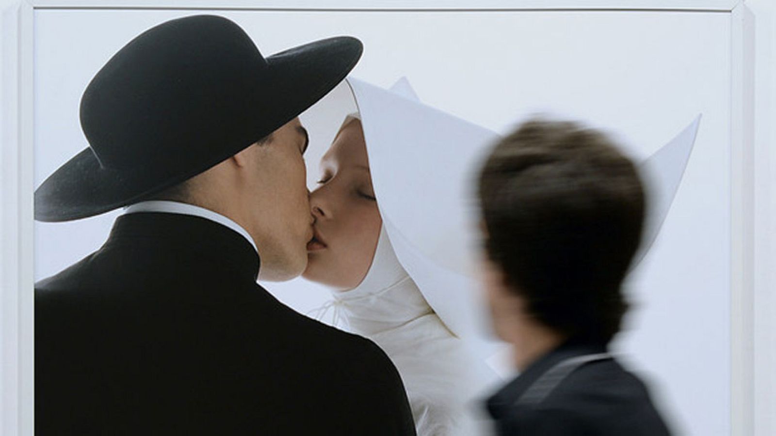 El fotógrafo de firmas como Benetton ha presentado su primera exposición en España. Se titula: 'Oliviero Toscani¿