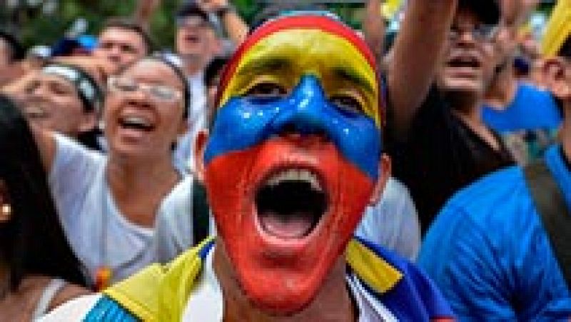 Opositores y chavistas se manifiestan en las calles de Caracas