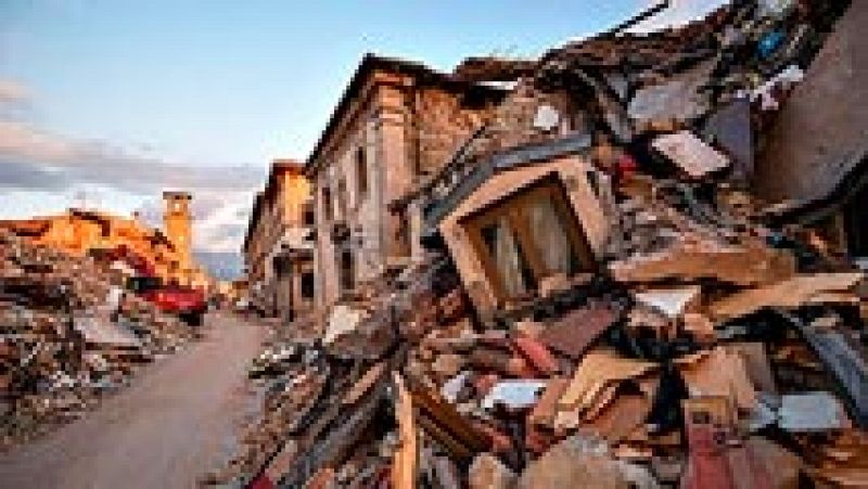 Amatrice sigue buscando posibles víctimas bajo los escombros del terremoto