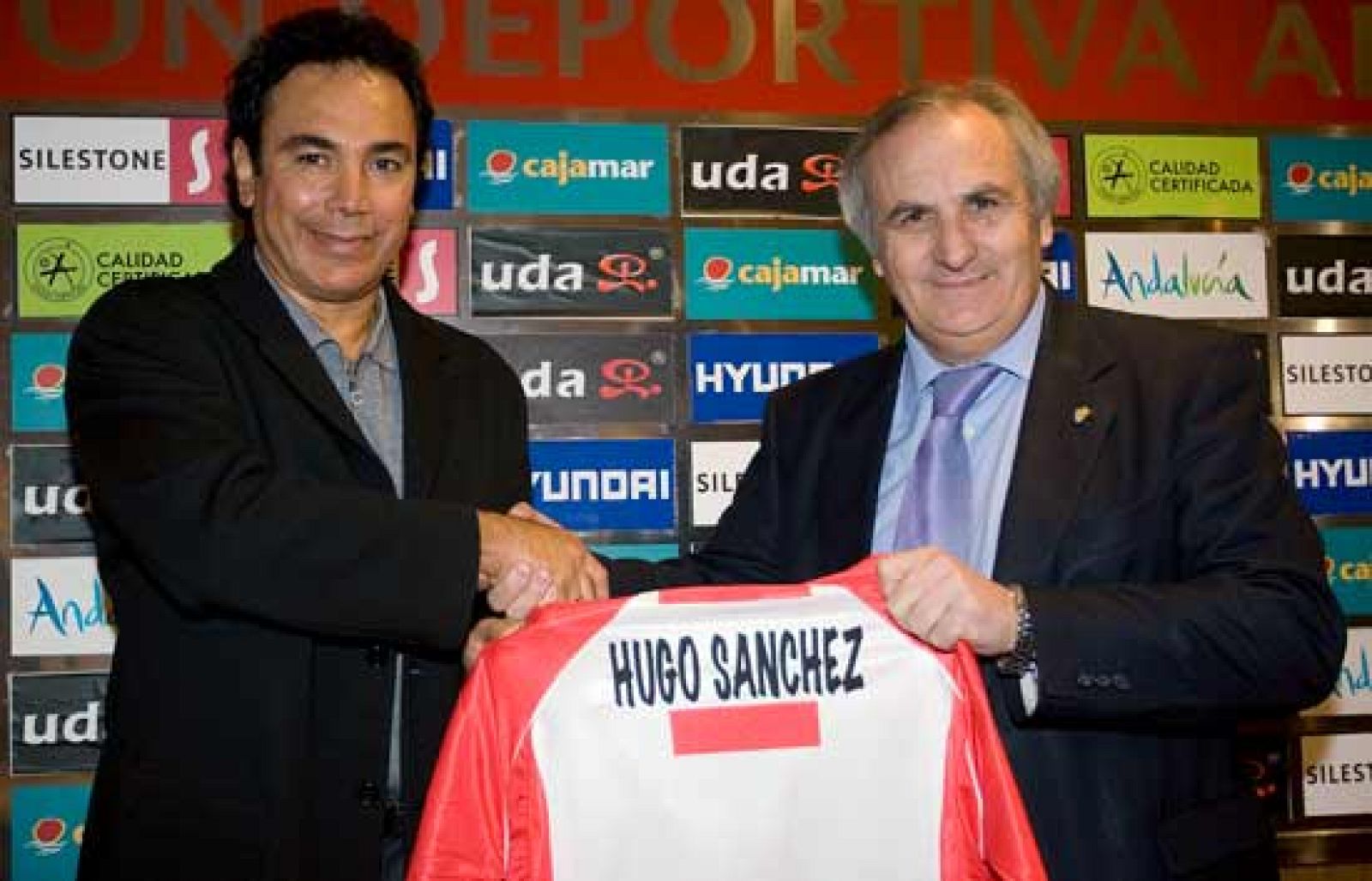 Hugo Sánchez ya ha dirigido el primer entrenamiento de su nuevo equipo, el Almería. El ex seleccionador nacional mexicano llega con un objetivo claro: asegurar la permanencia del equipo andaluz.