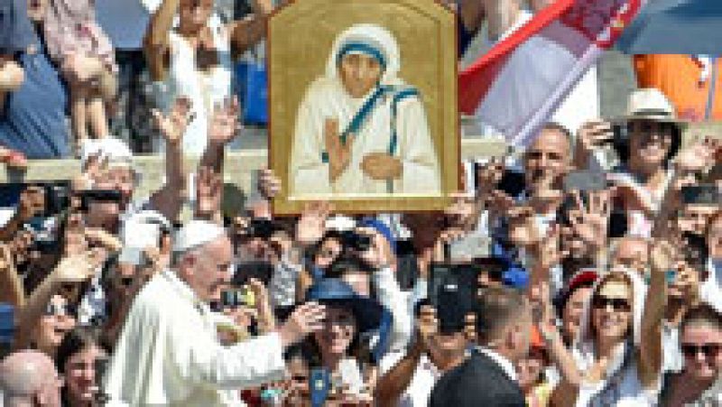 El papa Francisco proclama santa a la madre Teresa de Calcuta en la Plaza de San Pedro