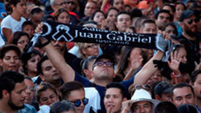 Los restos del cantante Juan Gabriel ya están en México