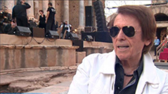 Raphael pone en pie a un completo Teatro Romano  de Mérida para enmarcar su 'Sinphonico'