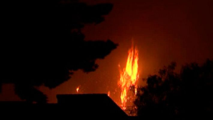 Un incendio descontrolado en Jávea obliga a desalojar a un millar de vecinos