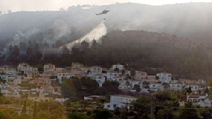 Telediario 1 - Un incendio descontrolado en Jávea obliga a desalojar a un millar de vecinos