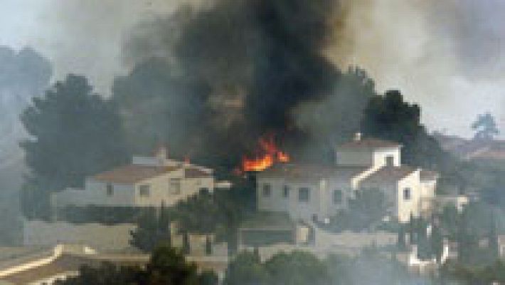 Más de 1.000 personas desalojadas por un incendio en Alicante