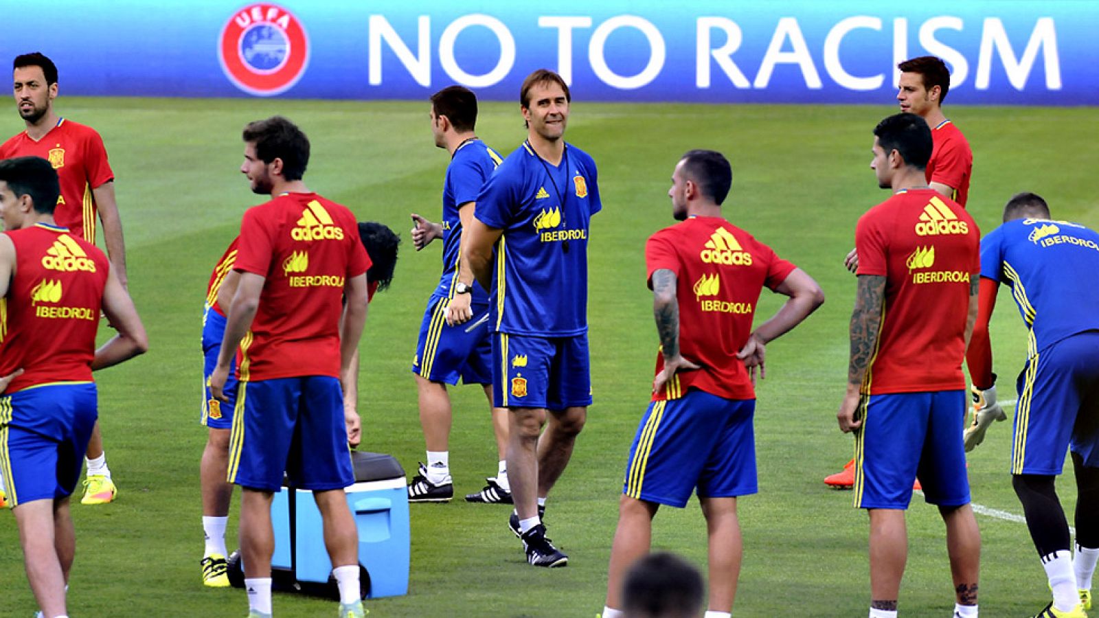 Confianza máxima en el bloque de la sub-21 que él hizo campeón de Europa. Desde la portería. La columna vertebral de su sub-21 continúa en el centro del campo. Junto a Busquets, Koke y Thiago encantados con la confianza de Lopetegui. La punta de su b