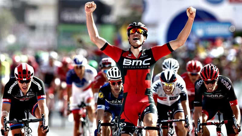 El luxemburgués Jean Pierre Drucker (BMC) se impuso este lunes en la decimosexta etapa de la Vuelta a España, disputada entre Alcañiz y Peñíscola sobre 156 kilómetros, en la que el colombiano Nairo Quintana (Movistar) retuvo el maillot rojo de líder.