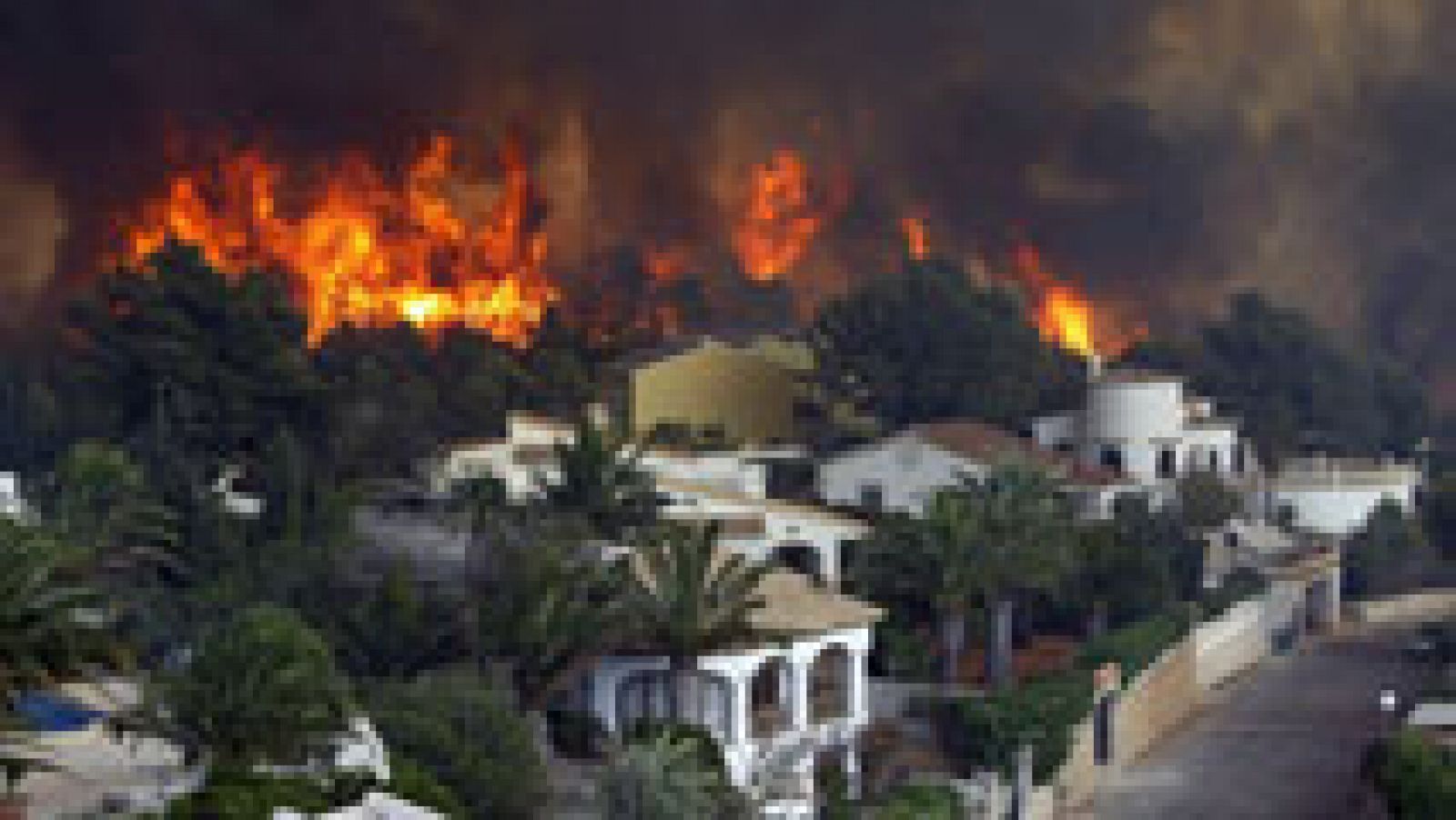 Telediario 1: El incendio de Alicante mantiene a 1.400 personas desalojadas tras quemar varios chalés | RTVE Play