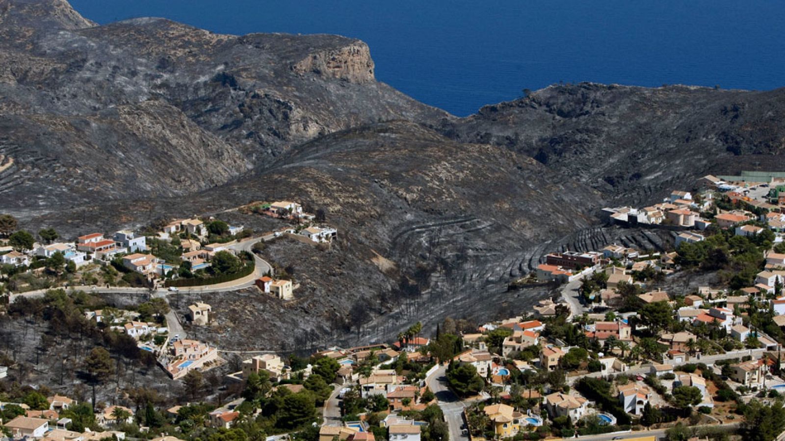 Los evacuados por el incendio de Alicante comienzan a regresar a sus casas