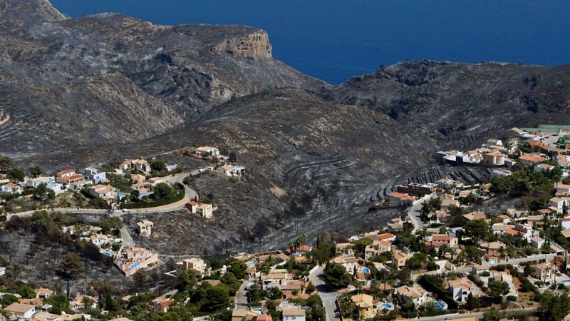 Los evacuados por el incendio de Alicante comienzan a regresar a sus casas