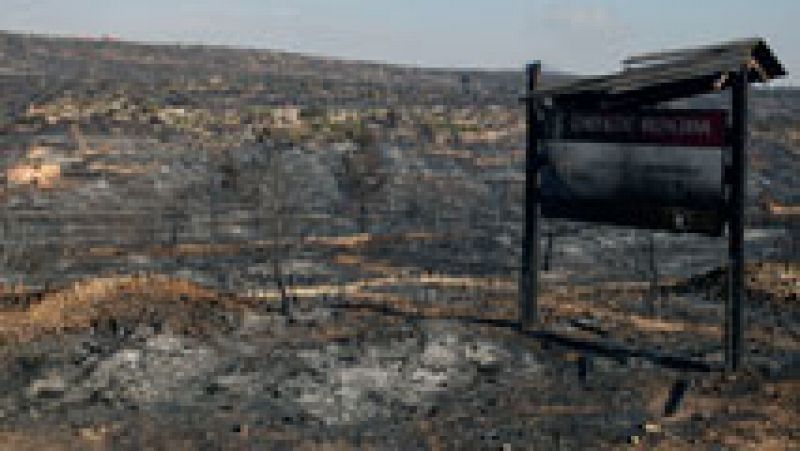 Veintiséis medios aéreos operan en el incendio de Bolulla, aún sin control