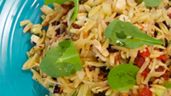 Pasta de orzo con tomate seco, aceibunas y bonito