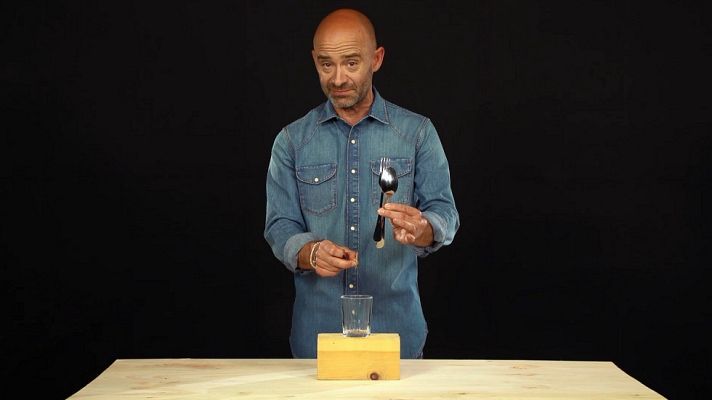Desafía tu mente - Equilibrio con un tenedor, una cuchara y un palillo
