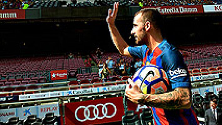 Paco Alcácer pisa el Camp Nou por primera vez