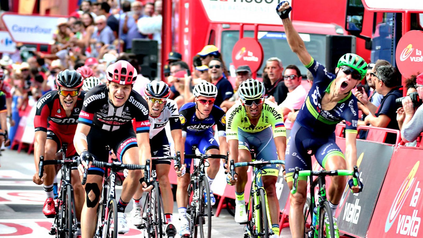 El ciclista danés Magnus Cort Nielsen (Orica-BikeExchange) se ha impuesto este jueves en la decimoctava etapa de la Vuelta a España, disputada entre Requena y Gandía sobre 200,6 kilómetros, en un peleado sprint donde varios velocistas se metieron en