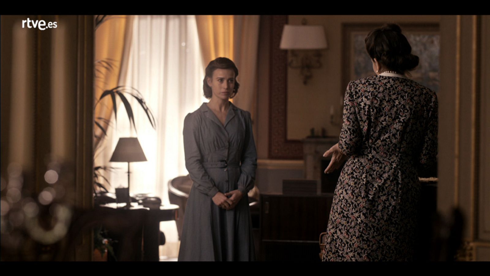 La sonata del silencio - Marta visita a Virtudes para pedirle trabajo - La sonata del silencio | Ver