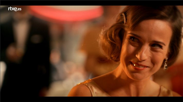 La sonata del silencio - Marta toca el piano en el Palace antes de la guerra