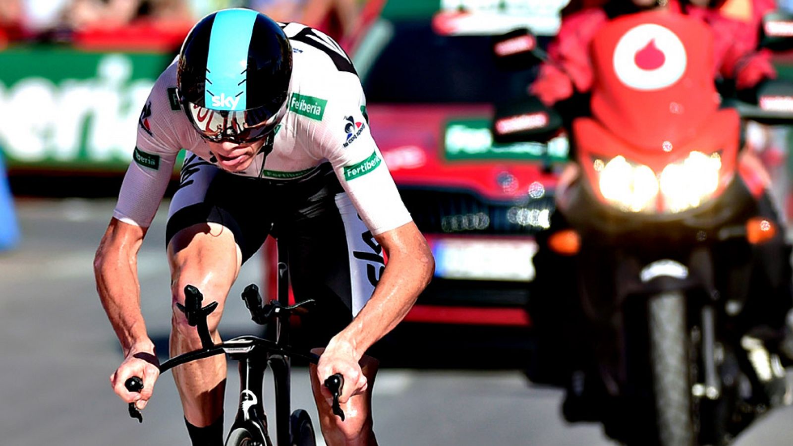 El ciclista británico Chris Froome (Team Sky) se ha impuesto con  autoridad este viernes en la decimonovena etapa de la Vuelta a  España, una contrarreloj disputada entre Xàbia y Calpe sobre 37  kilómetros, y se ha ganado el derecho a pugnar hasta el