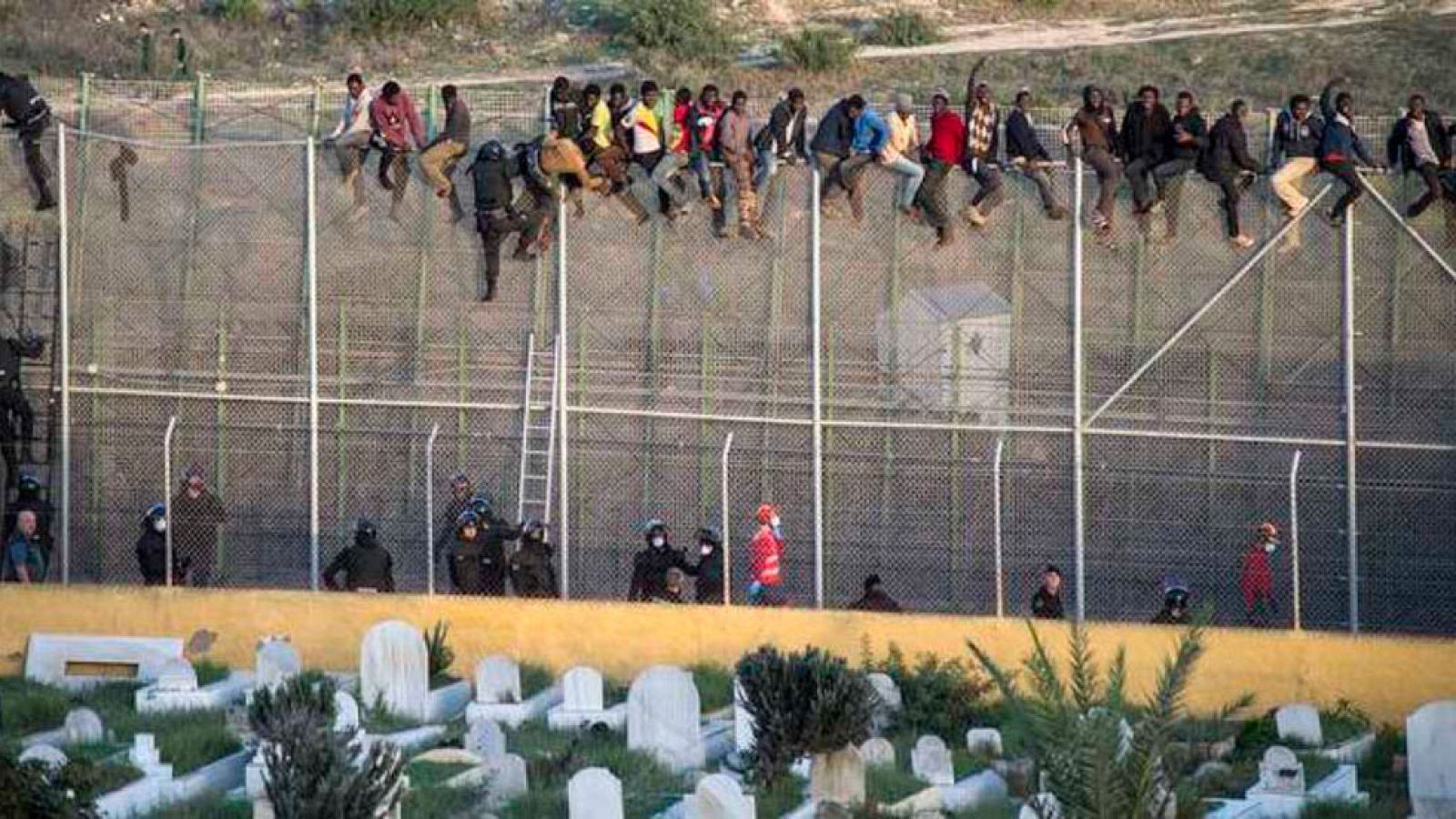 Unos 65 inmigrantes han estado varias horas encaramados a la valla de Ceuta