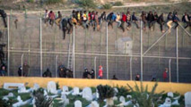 Unos 65 inmigrantes han estado varias horas encaramados a la valla de Ceuta