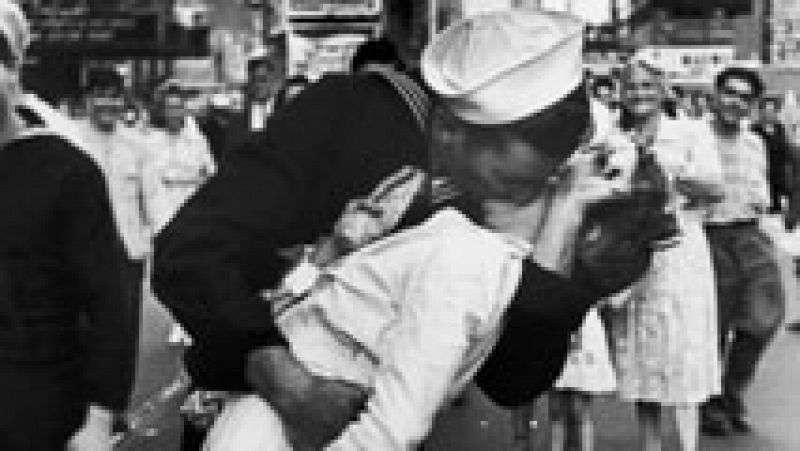 Muere la enfermera que protagonizó el beso del fin de la ll Guerra Mundial