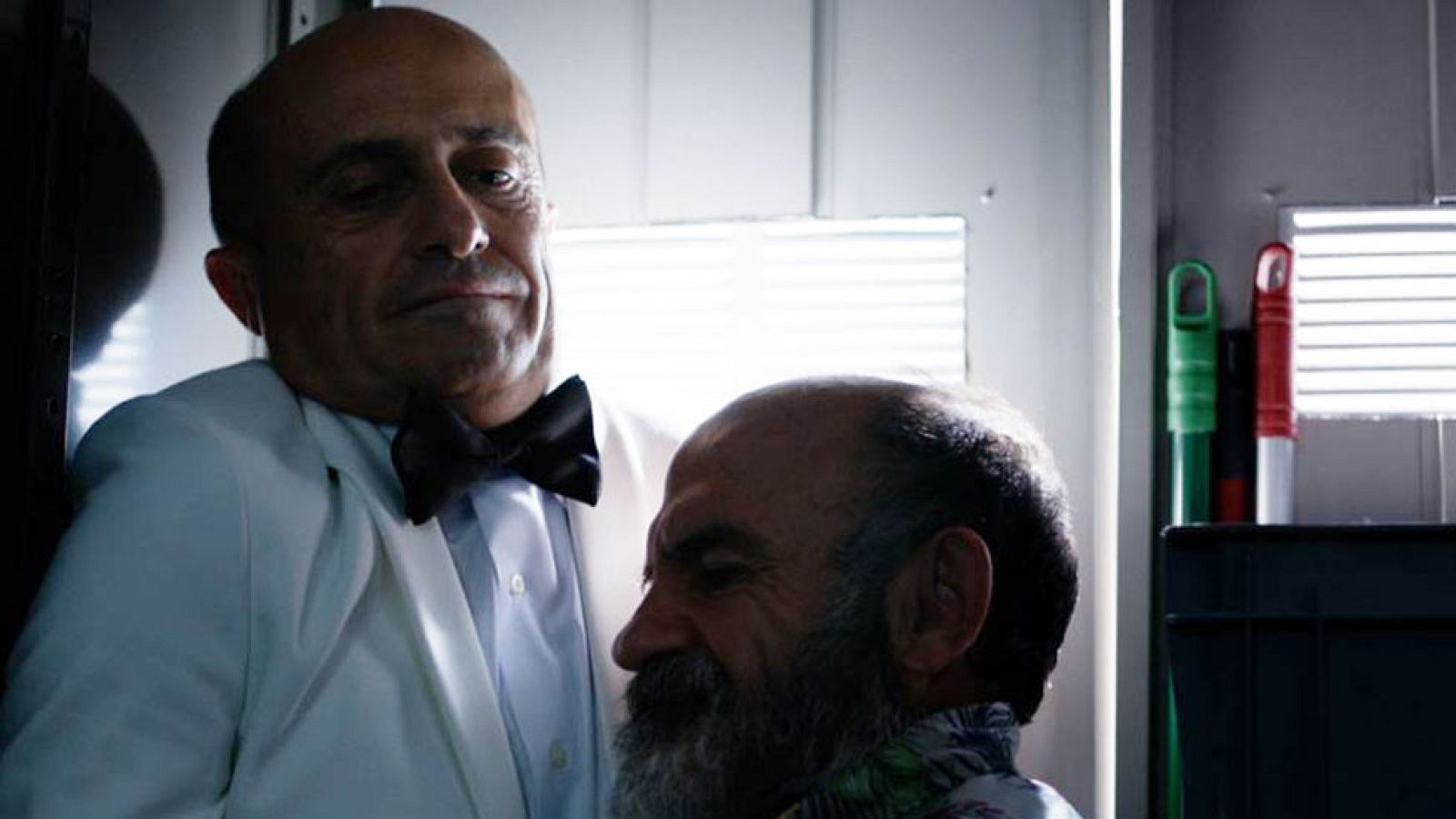 Olmos y el informante de El Chotas huyen de los secuestradores y no les queda otra que conocerse más a fondo dentro de un armario.