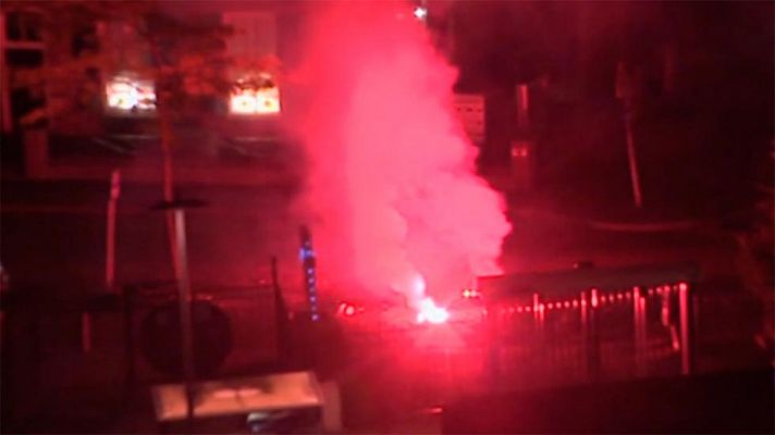 Telediario 1 - Hinchas del PSV molestan con petardos en el hotel atlético