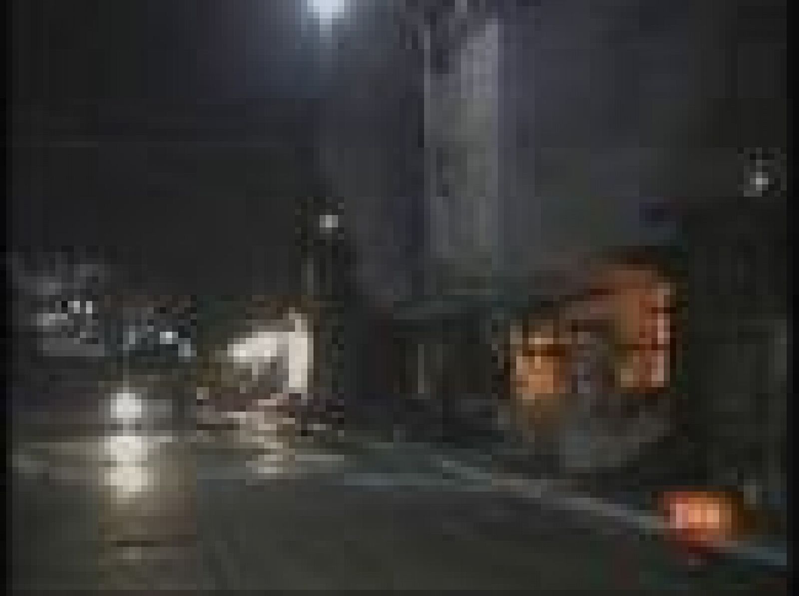 Jóvenes serbios han protagonizado violentas manifestaciones en la ciudad kosovar de Mitrovica, donde ha muerto un serbio a manos de dos albano-kosovares.