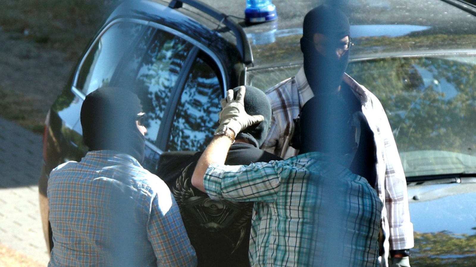 Detenidos en Alemania tres sirios acusados de haber sido enviados por el Estado Islámico | Ver