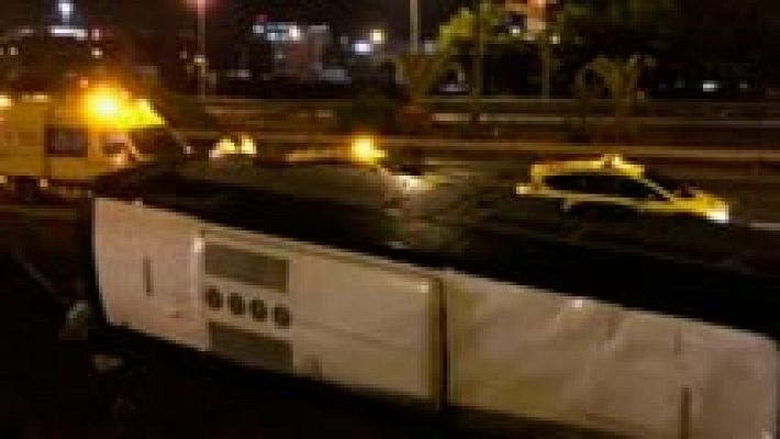 Al menos 24 heridos al volcar un autobús en Barcelona