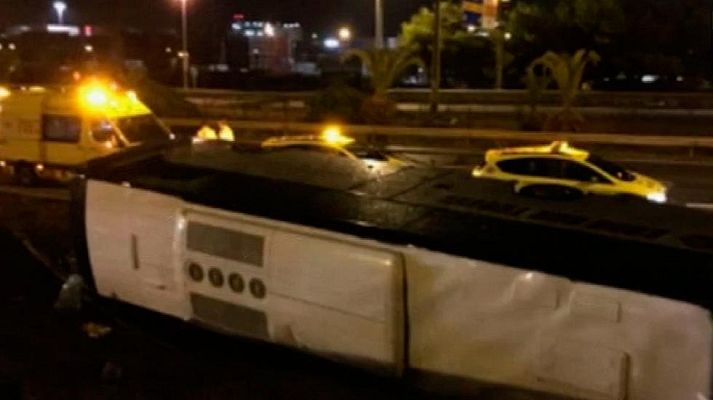 Telediario 1 - Al menos 24 heridos al volcar un autobús en Barcelona