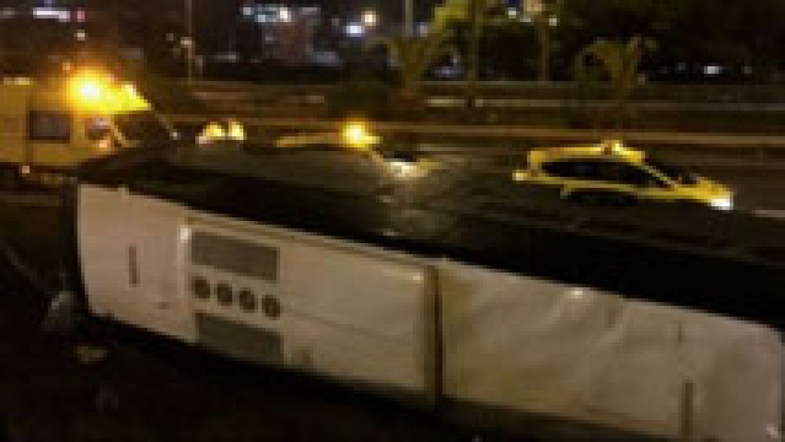 Telediario 1: Veinticuatro heridos, tres de ellos graves, en un accidente de autobús en Barcelona | RTVE Play