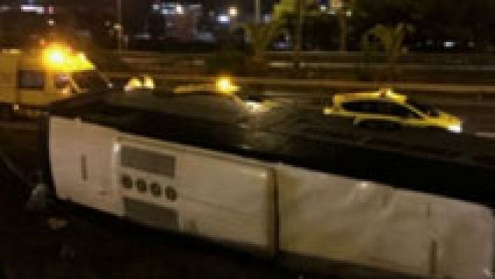 Veinticuatro heridos, tres de ellos graves, en un accidente de autobús en Barcelona