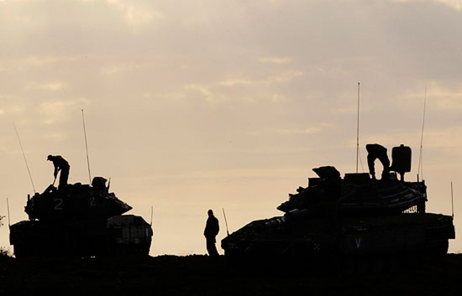 Isreal bombardea por cuarta noche Gaza causando la muerte de un médico palestino.