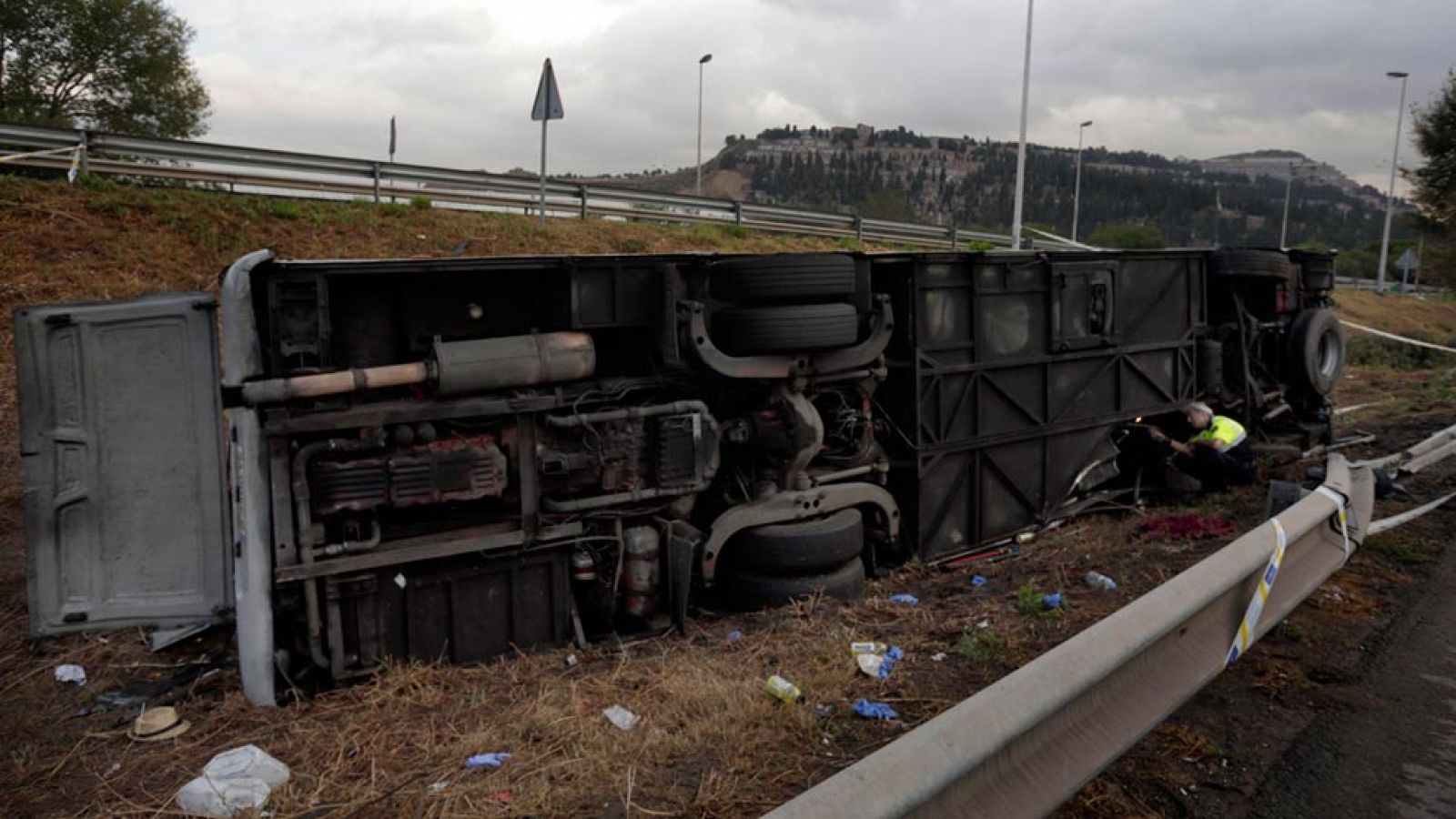 Al menos 24 personas han resultado heridas, tres de gravedad, tras volcar un autocar en Barcelona