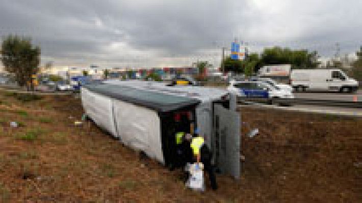 Un accidente de autobús en la ronda litoral de Barcelona deja 24 personas heridas