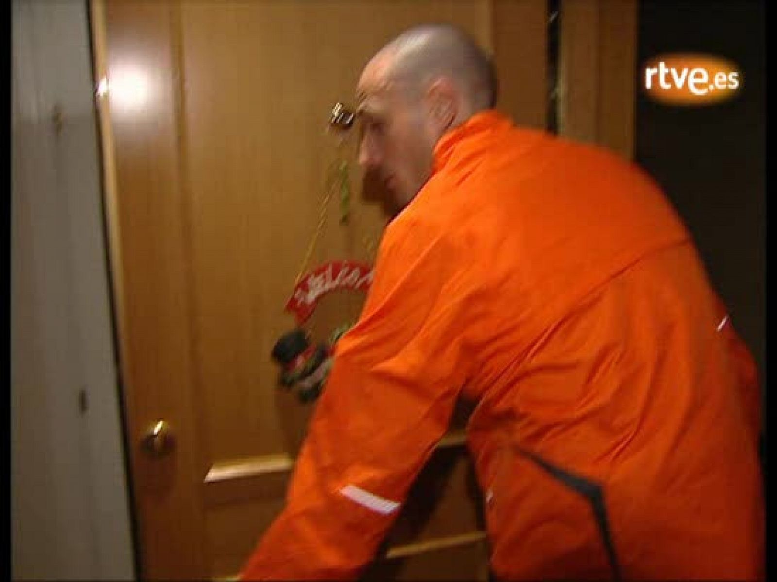   Un equipo de TVE acompaña a Chema Martínez en su cuenta atrás antes de la San Silvestre Vallecana de Madrid.