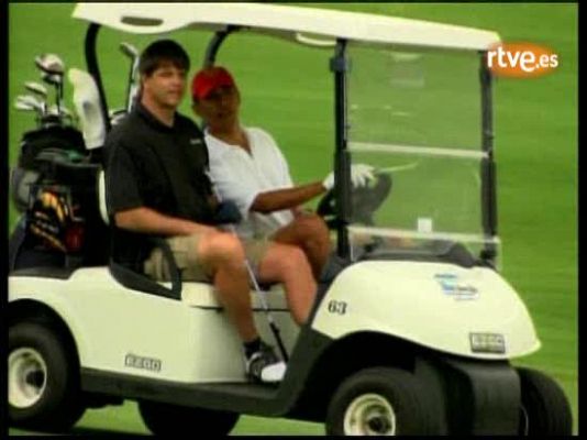  - Obama se relaja con el golf
