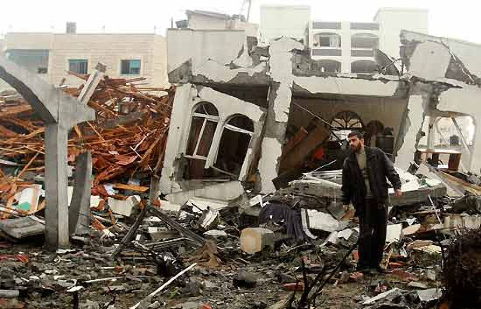 Nuevos bombardeos en la cuarta noche de ataque israelí sobre Gaza. El tiempo podría estar retrasando el ataque terrestre.